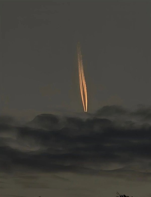 点金网 武汉天空有巨大流星坠落？研究人员：如果是陨石掉落通常会有倾斜角度